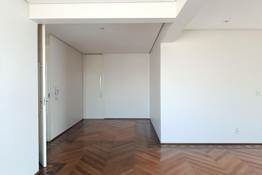 Compra apartamento com varanda, 3 quartos e academia no condomínio. — Sala