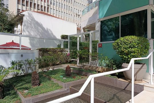 Compra apartamento com varanda, 3 quartos e academia no condomínio. — Jardim
