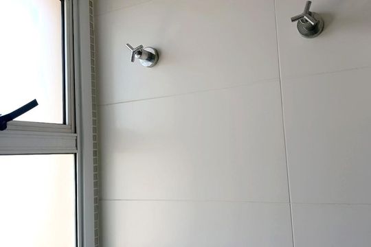 Compra apartamento com varanda, 3 quartos e academia no condomínio. — Banheiro da Suíte 1