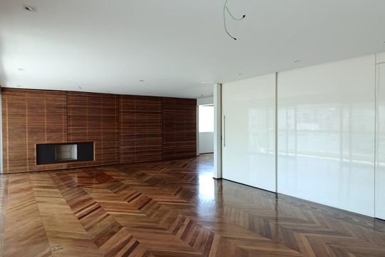 Compra apartamento com varanda, 3 quartos e academia no condomínio. — Sala