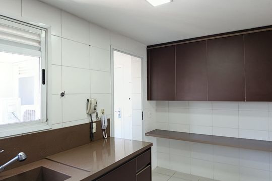 Compra apartamento com varanda, 3 quartos e academia no condomínio. — Cozinha