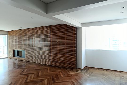 Compra apartamento com varanda, 3 quartos e academia no condomínio. — Sala