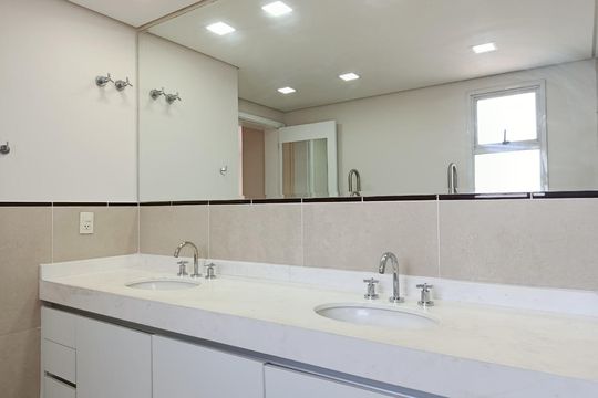 Compra apartamento com varanda, 3 quartos e academia no condomínio. — Banheiro da Suíte 2