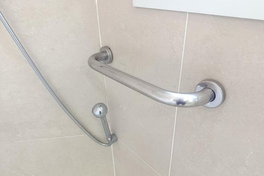 Compra apartamento com varanda, 3 quartos e academia no condomínio. — Banheiro da Suíte 2