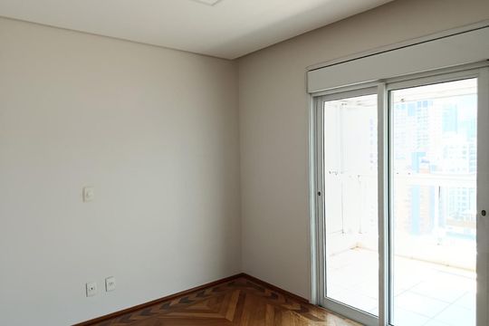 Compra apartamento com varanda, 3 quartos e academia no condomínio. — Quarto