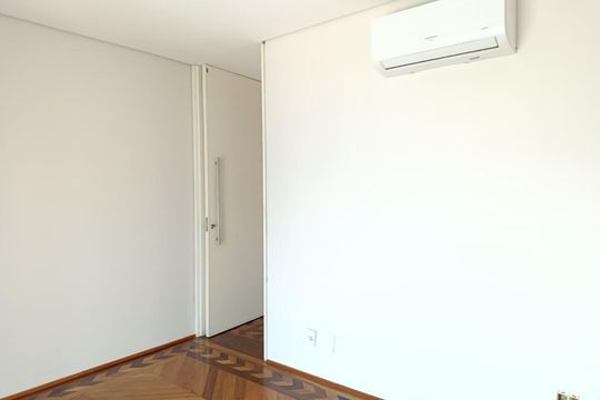 Compra apartamento com varanda, 3 quartos e academia no condomínio. — Quarto