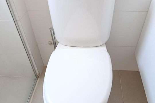 Compra apartamento com varanda, 3 quartos e academia no condomínio. — Banheiro da Suíte 1