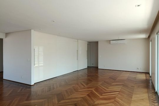 Compra apartamento com varanda, 3 quartos e academia no condomínio. — Sala