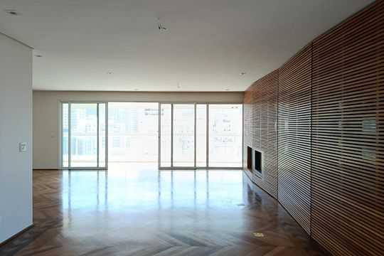 Compra apartamento com varanda, 3 quartos e academia no condomínio. — Sala