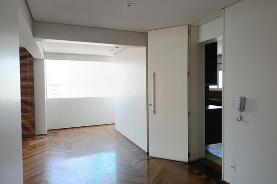 Compra apartamento com varanda, 3 quartos e academia no condomínio. — Sala