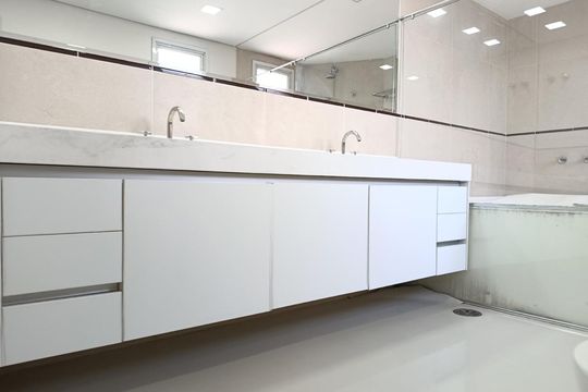 Compra apartamento com varanda, 3 quartos e academia no condomínio. — Banheiro da Suíte 2