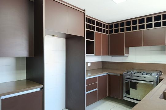 Compra apartamento com varanda, 3 quartos e academia no condomínio. — Cozinha