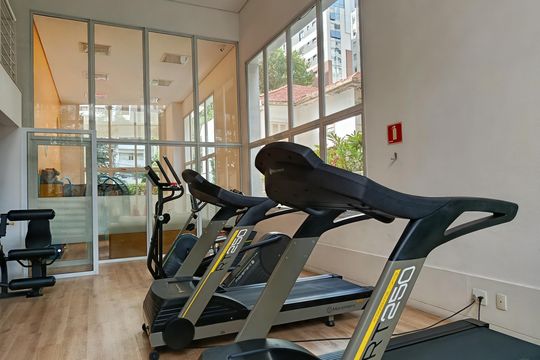 Compra apartamento com varanda, 3 quartos e academia no condomínio. — Academia