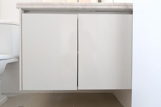 Compra apartamento com varanda, 3 quartos e academia no condomínio. — Banheiro da Suíte 1