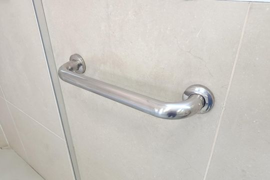 Compra apartamento com varanda, 3 quartos e academia no condomínio. — Banheiro da Suíte 2
