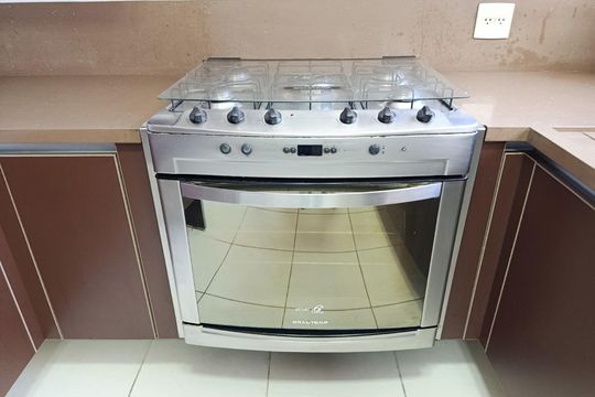 Compra apartamento com varanda, 3 quartos e academia no condomínio. — Cozinha