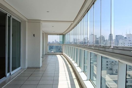Compra apartamento com varanda, 3 quartos e academia no condomínio. — Varanda da Sala
