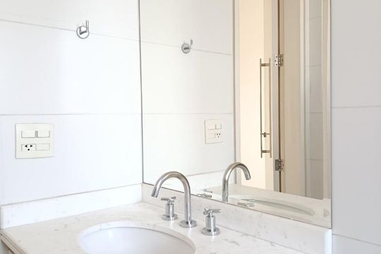 Compra apartamento com varanda, 3 quartos e academia no condomínio. — Banheiro social