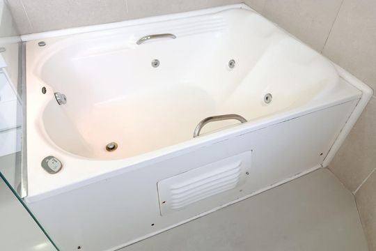 Compra apartamento com varanda, 3 quartos e academia no condomínio. — Banheiro da Suíte 2