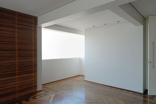 Compra apartamento com varanda, 3 quartos e academia no condomínio. — Sala