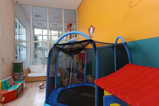 Compra apartamento com varanda, 3 quartos e academia no condomínio. — Brinquedoteca