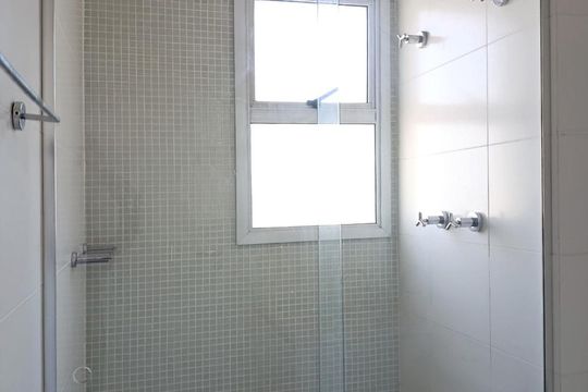 Compra apartamento com varanda, 3 quartos e academia no condomínio. — Banheiro da Suíte 1