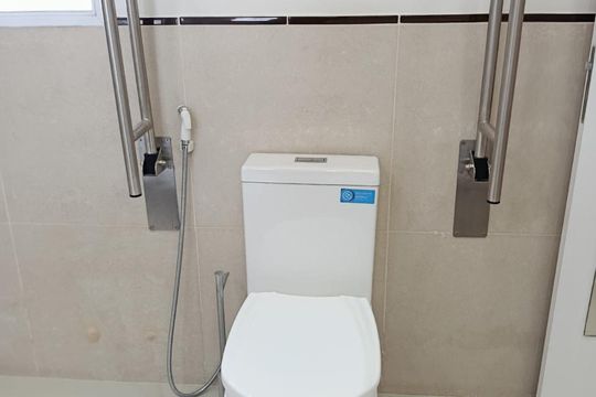Compra apartamento com varanda, 3 quartos e academia no condomínio. — Banheiro da Suíte 2