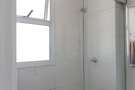 Compra apartamento com varanda, 3 quartos e academia no condomínio. — Área de Serviço - banheiro