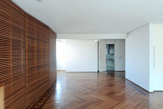 Compra apartamento com varanda, 3 quartos e academia no condomínio. — Sala
