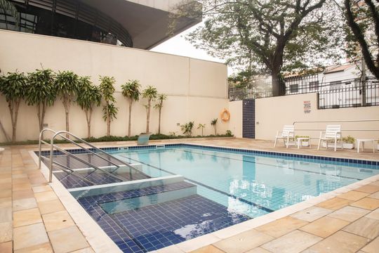 Apartamento com 4 quartos, varanda e academia na Vila Clementino, perfeito para comprar. — Área comum - Piscina