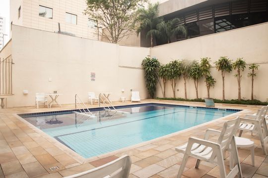 Apartamento com 4 quartos, varanda e academia na Vila Clementino, perfeito para comprar. — Área comum - Piscina