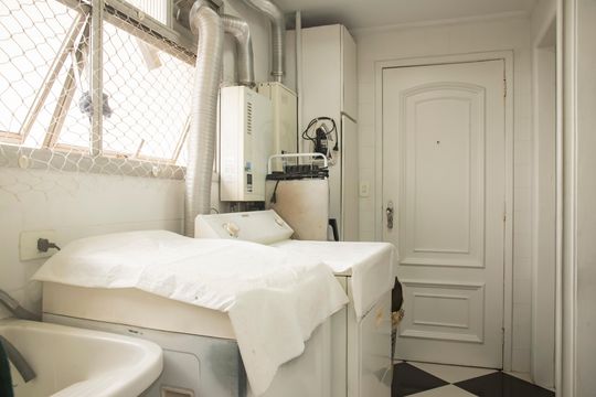 Apartamento com 4 quartos, varanda e academia na Vila Clementino, perfeito para comprar. — Área de Serviço