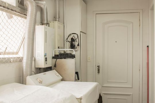 Apartamento com 4 quartos, varanda e academia na Vila Clementino, perfeito para comprar. — Área de Serviço
