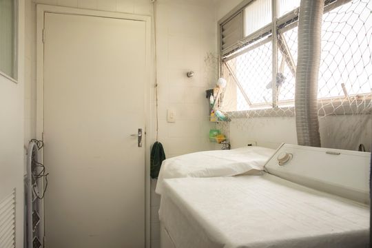 Apartamento com 4 quartos, varanda e academia na Vila Clementino, perfeito para comprar. — Área de Serviço