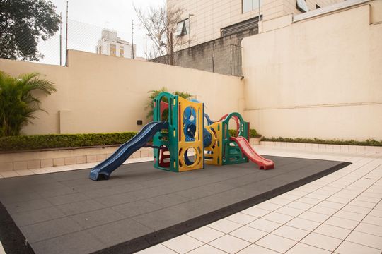 Apartamento com 4 quartos, varanda e academia na Vila Clementino, perfeito para comprar. — Área comum - Playground