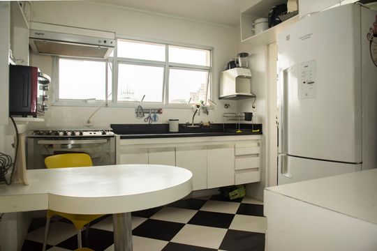 Apartamento com 4 quartos, varanda e academia na Vila Clementino, perfeito para comprar. — Cozinha