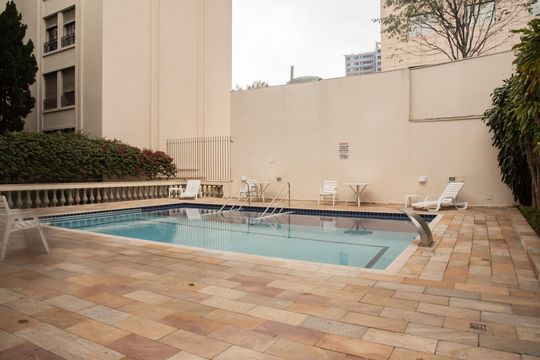 Apartamento com 4 quartos, varanda e academia na Vila Clementino, perfeito para comprar. — Área comum - Piscina