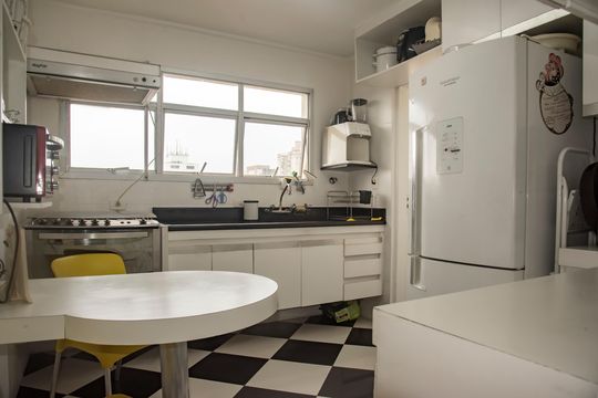 Apartamento com 4 quartos, varanda e academia na Vila Clementino, perfeito para comprar. — Cozinha