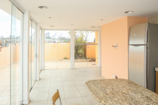 Apartamento com 5 quartos e varanda gourmet em condomínio com churrasqueira para comprar. — Churrasqueira