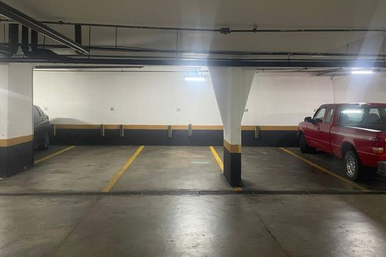 Apartamento com 5 quartos e varanda gourmet em condomínio com churrasqueira para comprar. — Garragem