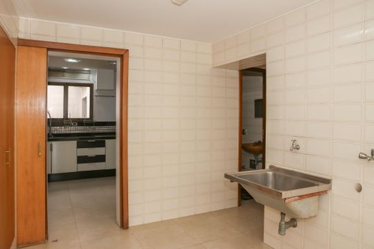 Apartamento com 5 quartos e varanda gourmet em condomínio com churrasqueira para comprar. — Área de Serviço