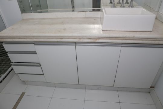Apartamento com 5 quartos e varanda gourmet em condomínio com churrasqueira para comprar. — Banheiro da Suíte 1