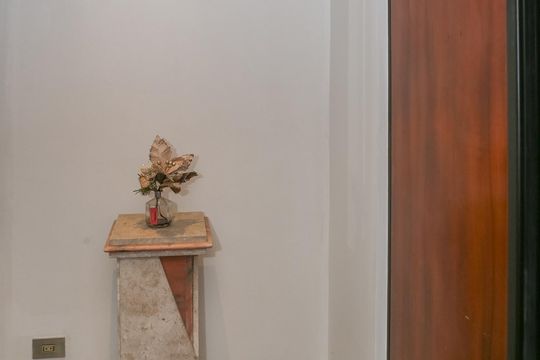 Apartamento com 5 quartos e varanda gourmet em condomínio com churrasqueira para comprar. — Hall do Elevador