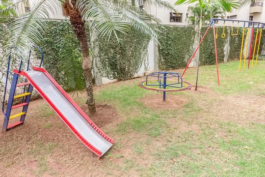 Apartamento com 5 quartos e varanda gourmet em condomínio com churrasqueira para comprar. — Área comum - Playground