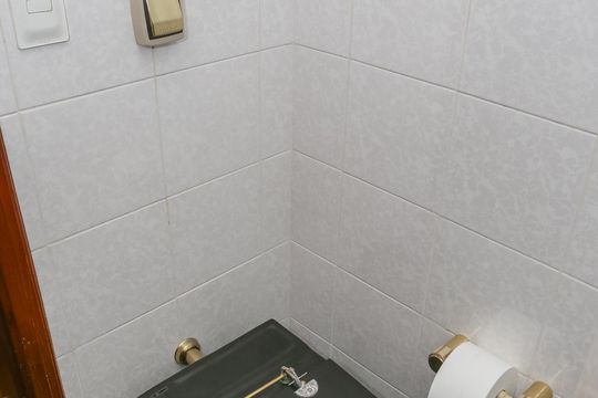 Apartamento com 5 quartos e varanda gourmet em condomínio com churrasqueira para comprar. — Lavabo 1