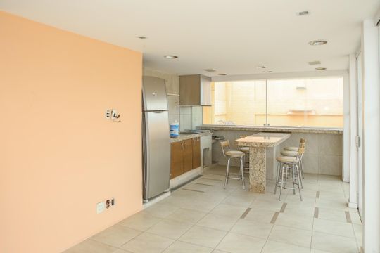 Apartamento com 5 quartos e varanda gourmet em condomínio com churrasqueira para comprar. — Churrasqueira