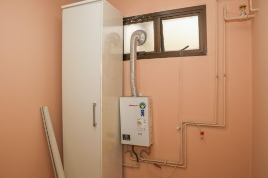 Apartamento com 5 quartos e varanda gourmet em condomínio com churrasqueira para comprar. — Quarto de Serviço