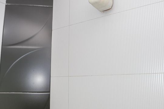 Apartamento com 5 quartos e varanda gourmet em condomínio com churrasqueira para comprar. — Banheiro Social