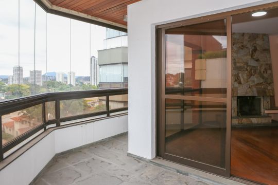 Apartamento com 5 quartos e varanda gourmet em condomínio com churrasqueira para comprar. — Sacada