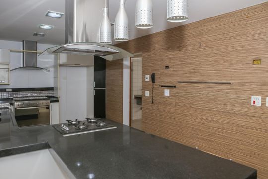 Apartamento com 5 quartos e varanda gourmet em condomínio com churrasqueira para comprar. — Cozinha